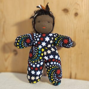 Tøydukke M | Kort hår m/hårbånd