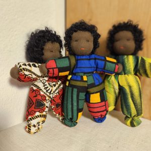 Tøydukke S | Kort hår